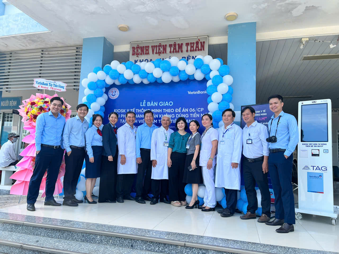 Lễ bàn giao Kiosk y tế thông minh.