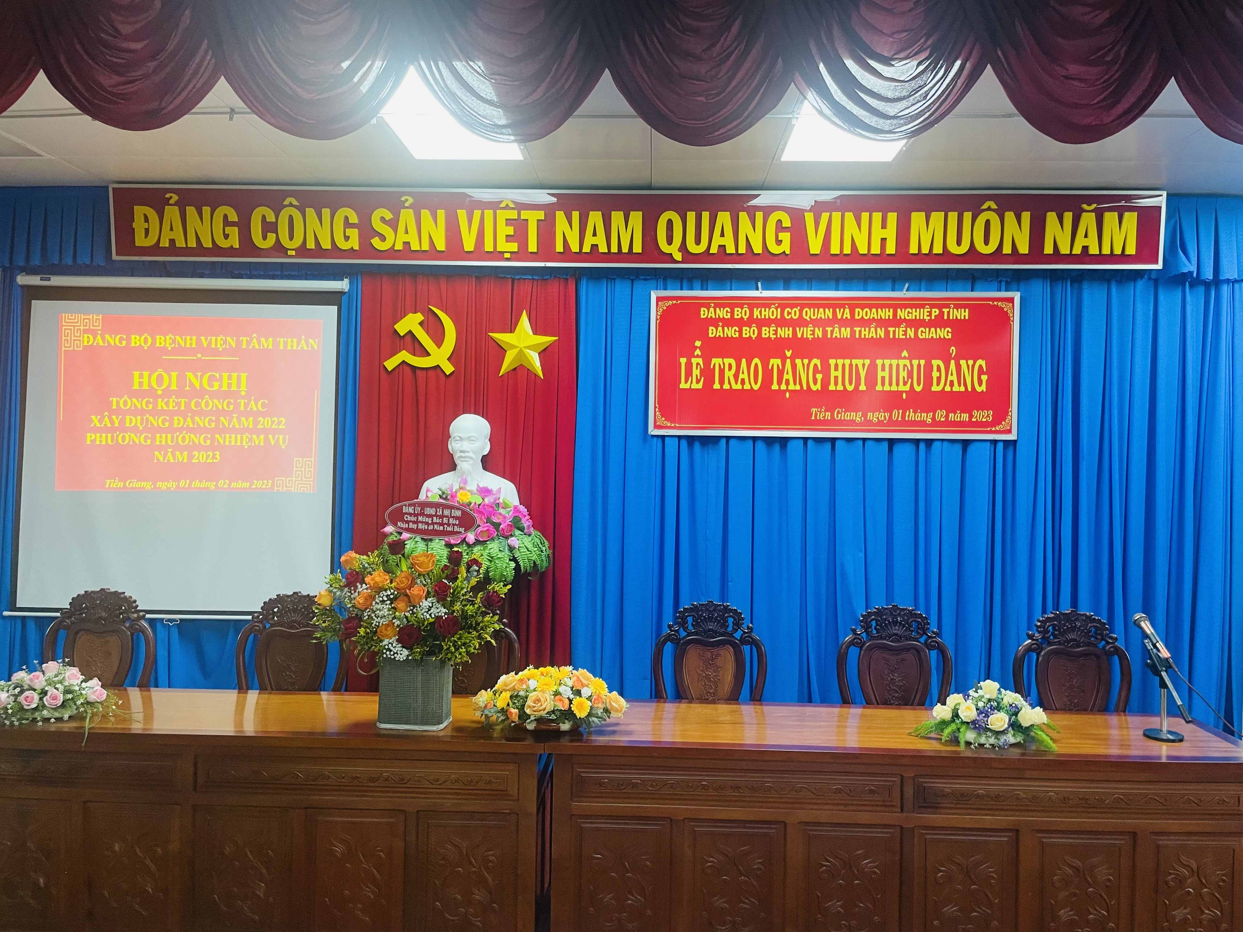 Đảng bộ Bệnh viện Tâm thần Tiền Giang tổ chức trao Huy hiệu 40 năm tuổi Đảng đợt 3/2 và tổng kết công tác xây dựng Đảng năm 2022.
